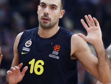 «Δήμιος» ο Σλούκας- Ήττα για τον Ολυμπιακό στον πόντο στο τελευταίο δευτερόλεπτο από τη Φενέρμπαχτσε (72-73)